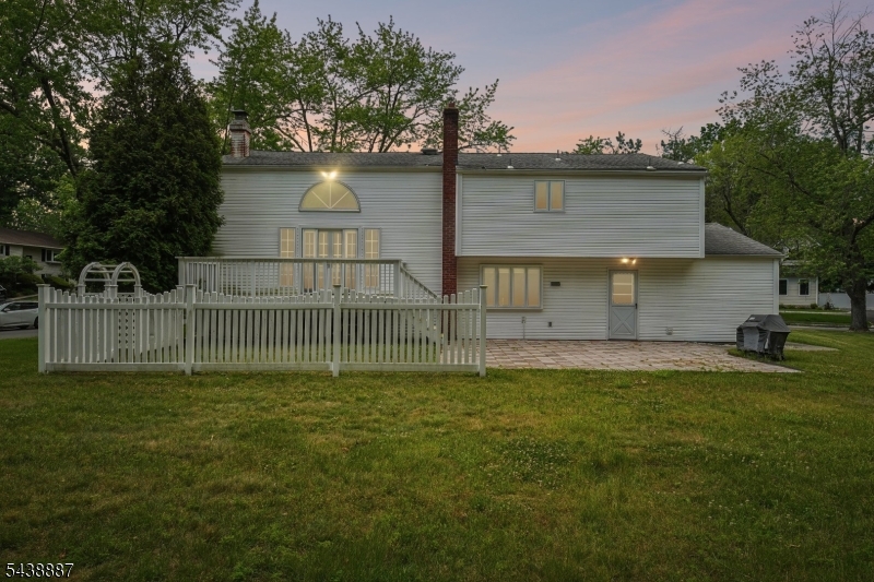 18 Arlington Dr