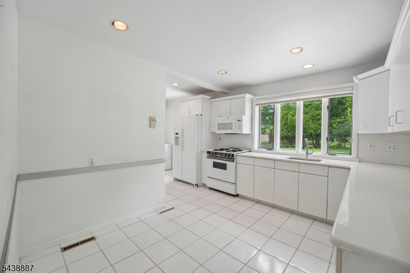 18 Arlington Dr
