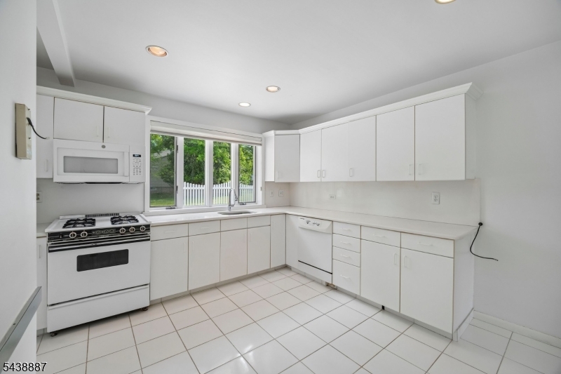18 Arlington Dr