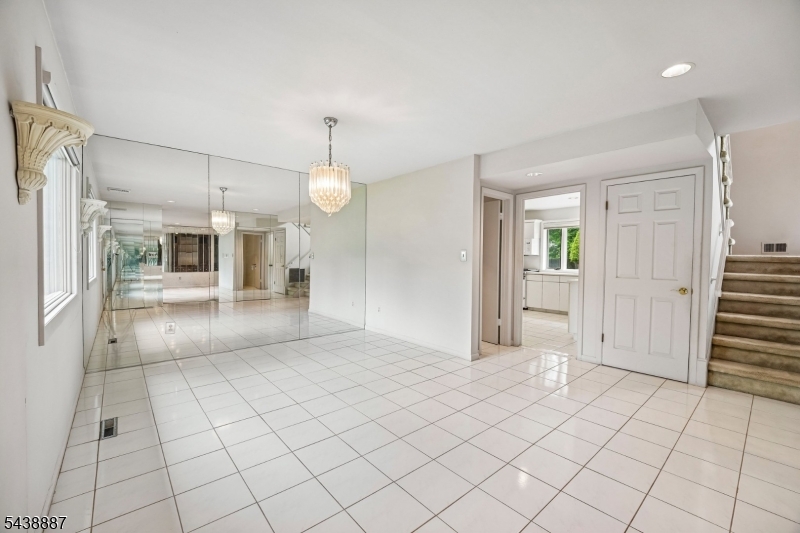 18 Arlington Dr