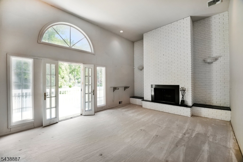 18 Arlington Dr