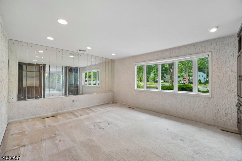 18 Arlington Dr
