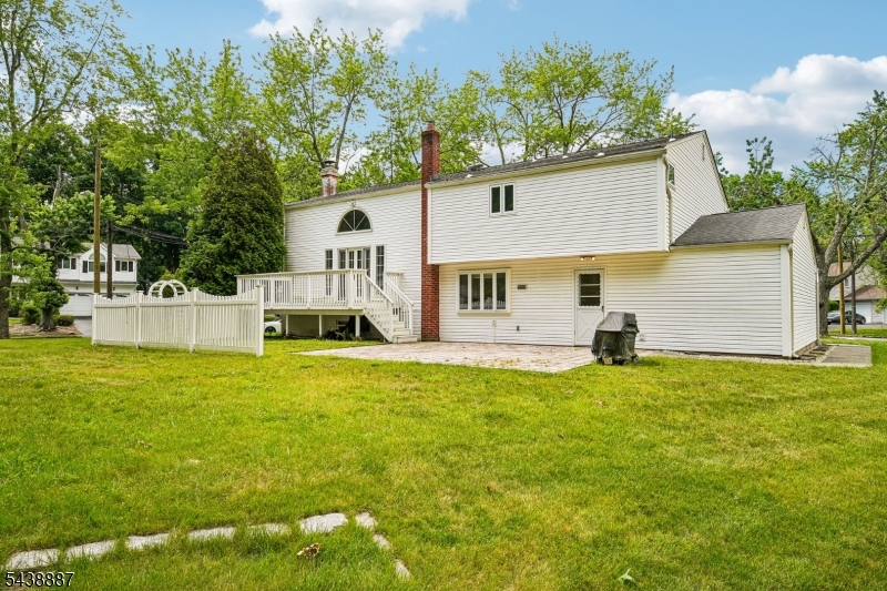 18 Arlington Dr