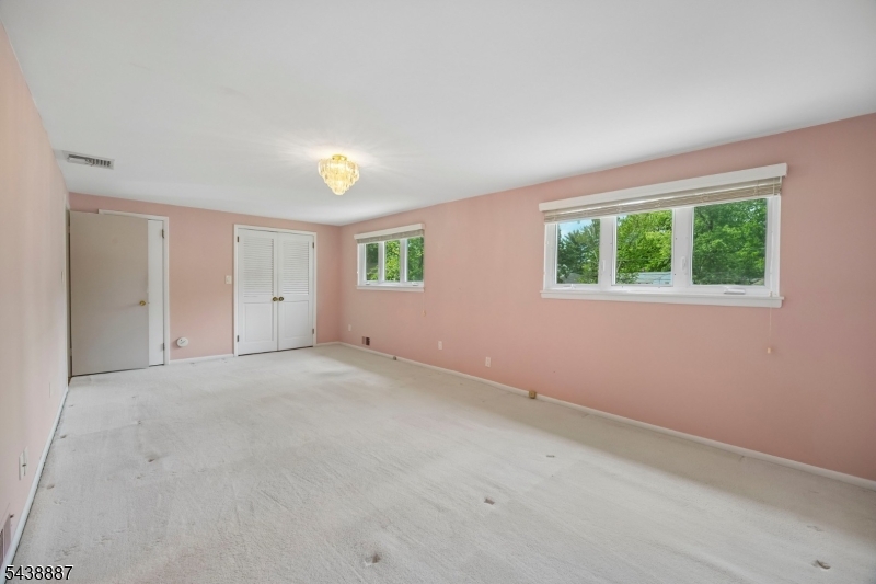 18 Arlington Dr