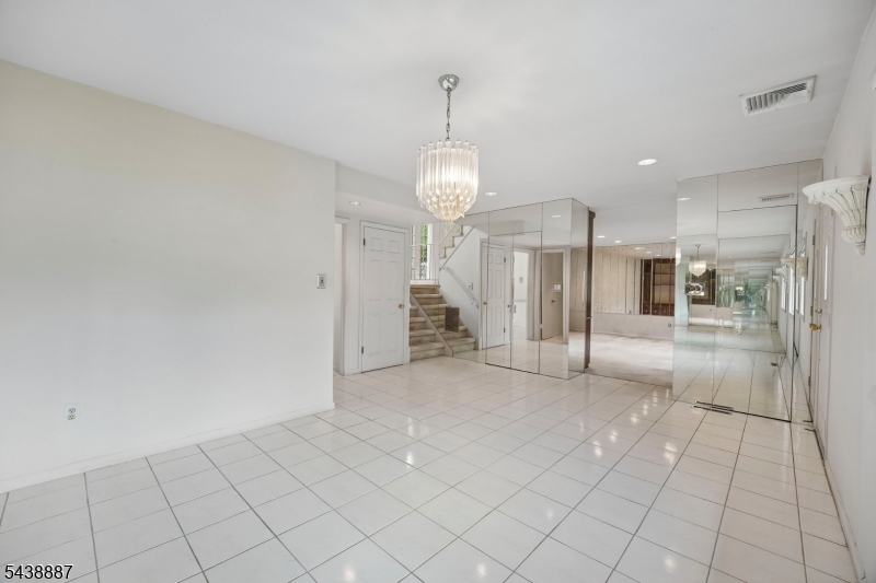 18 Arlington Dr