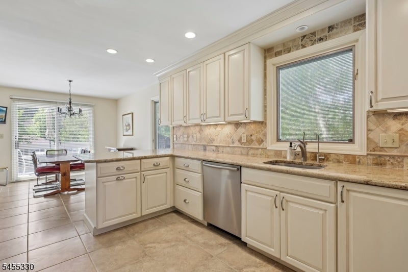 7 Dorset Cir