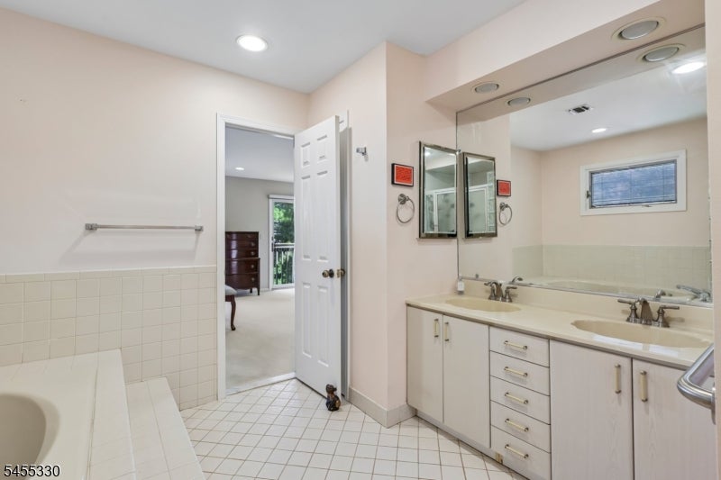 7 Dorset Cir