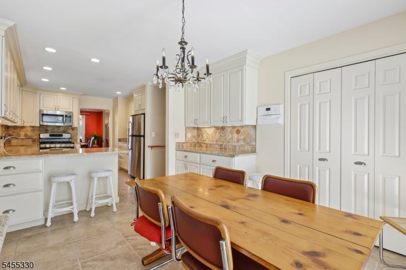7 Dorset Cir