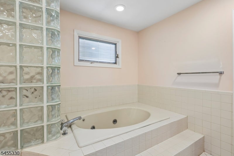 7 Dorset Cir