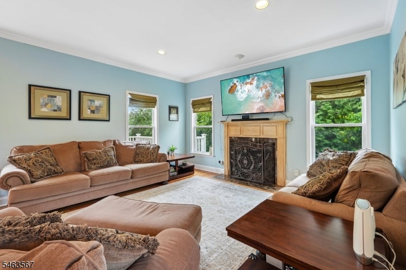 9 Inwood Ter