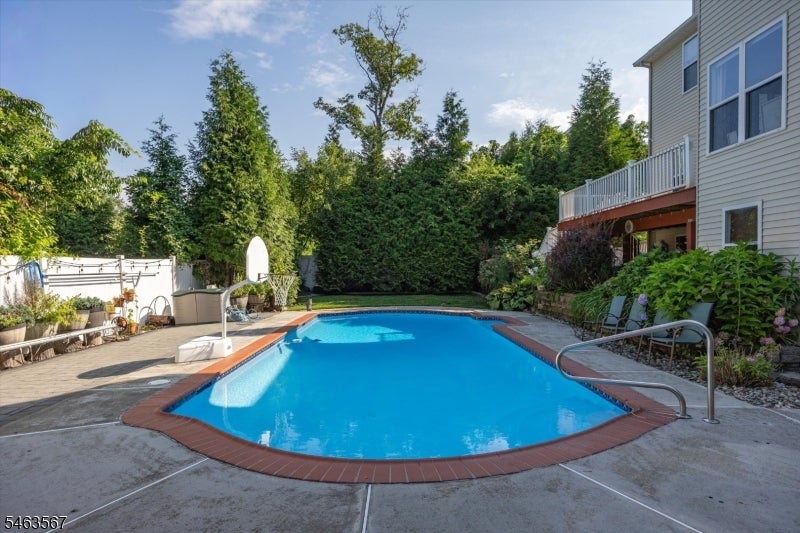 9 Inwood Ter