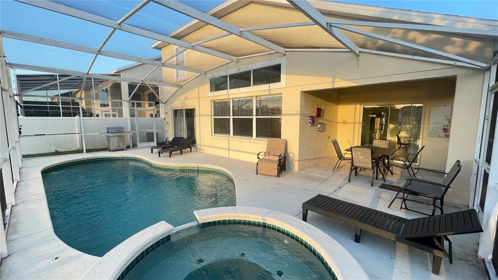 642 PINEWOOD DR