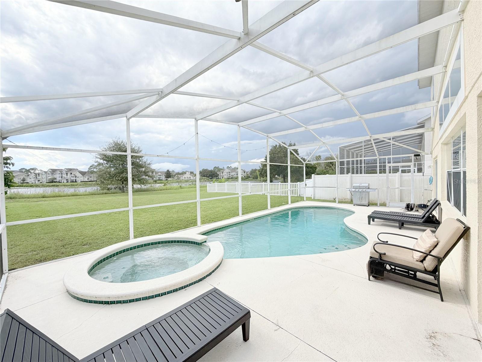 642 PINEWOOD DR