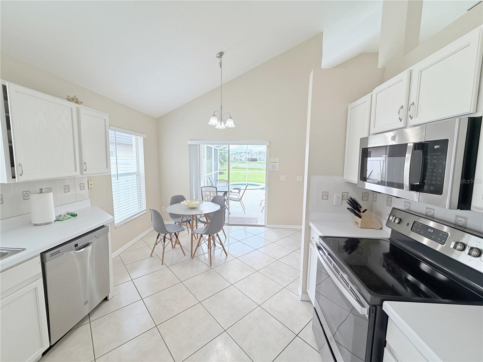 642 PINEWOOD DR