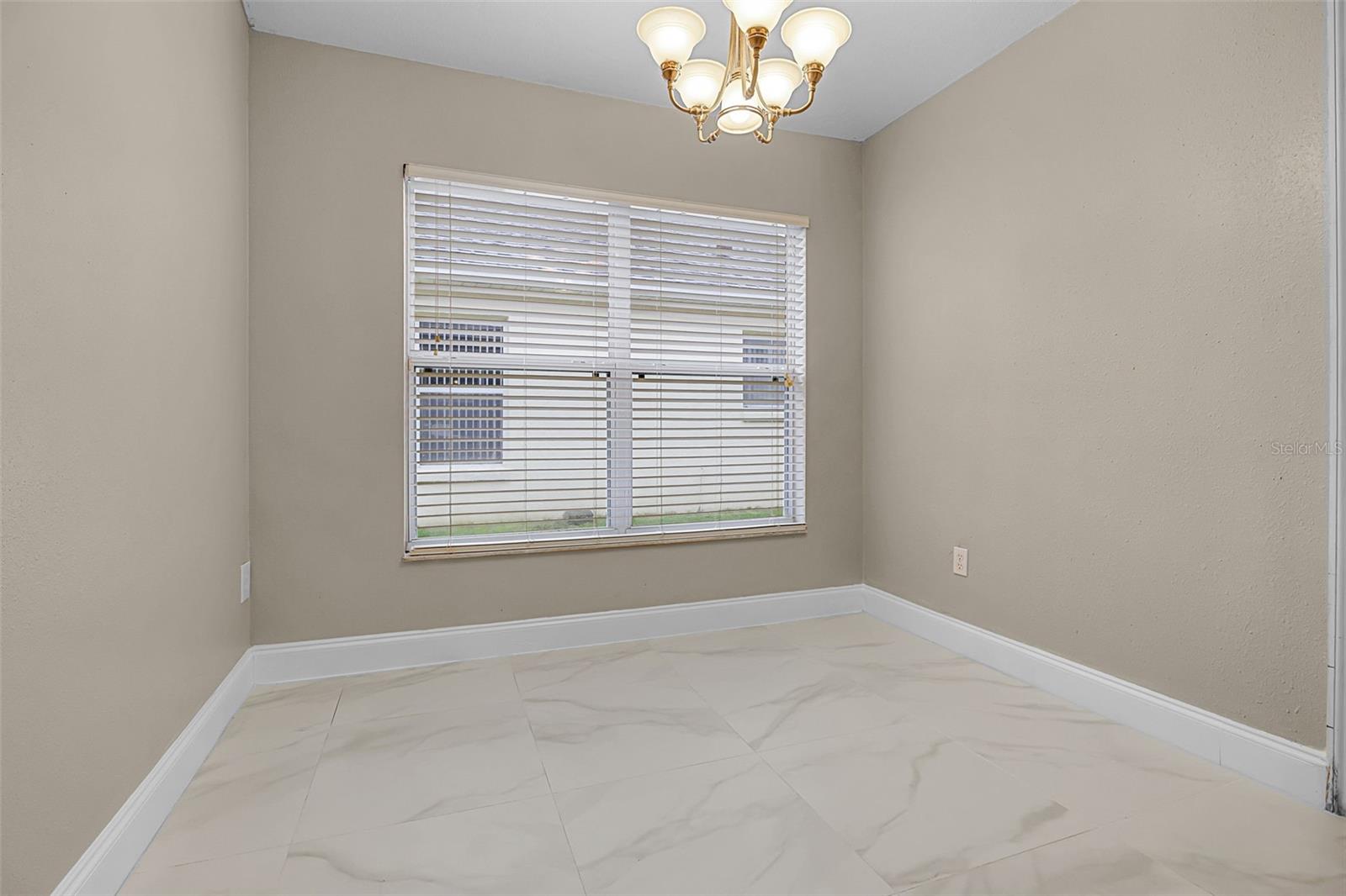 806 KNIGHTSBRIDGE CIR