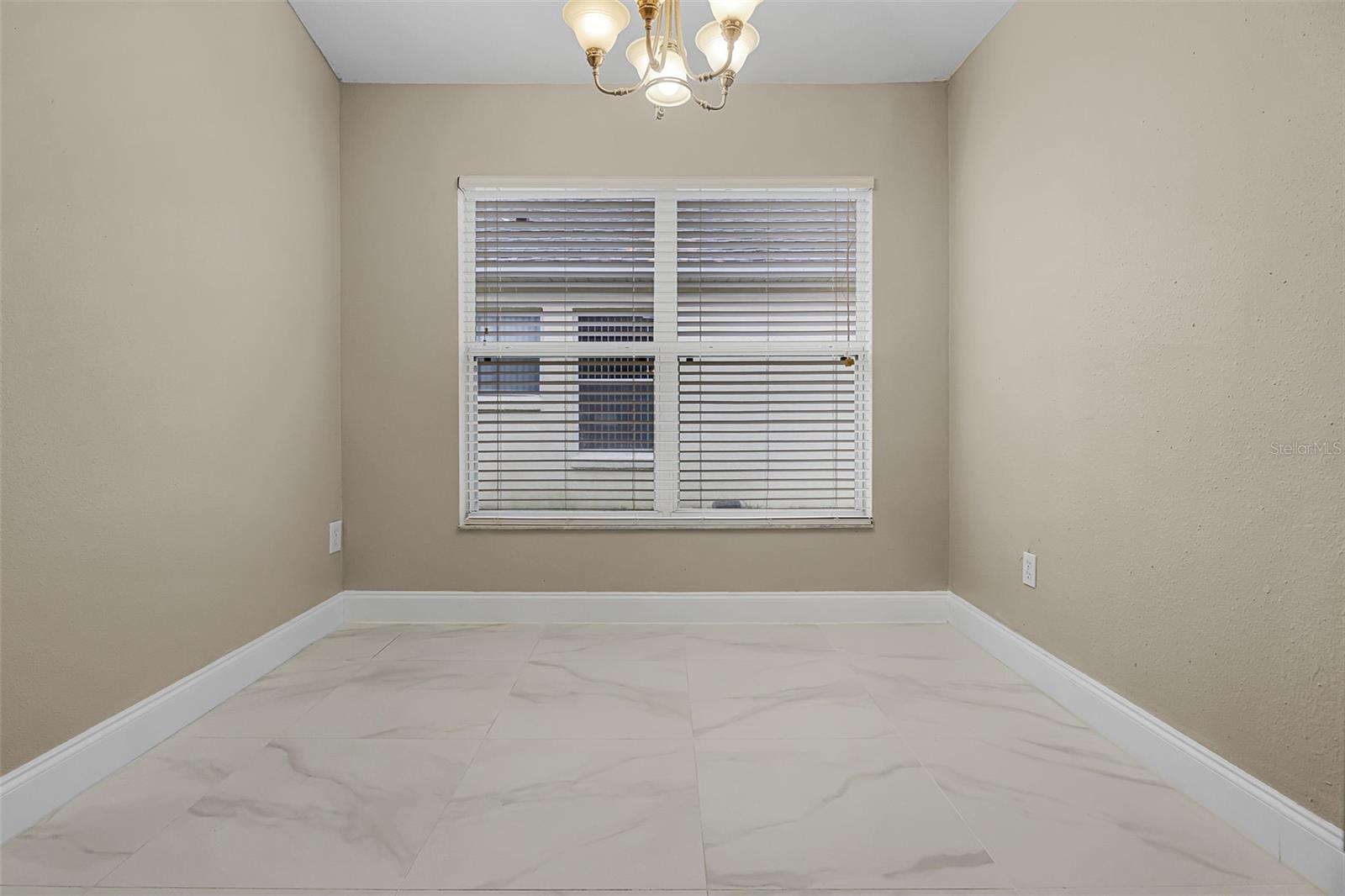 806 KNIGHTSBRIDGE CIR