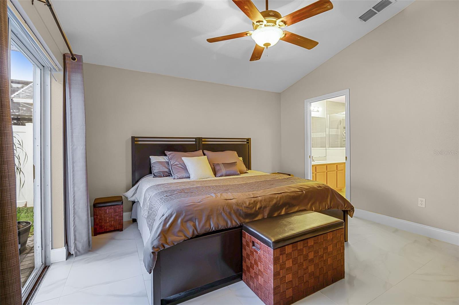 806 KNIGHTSBRIDGE CIR