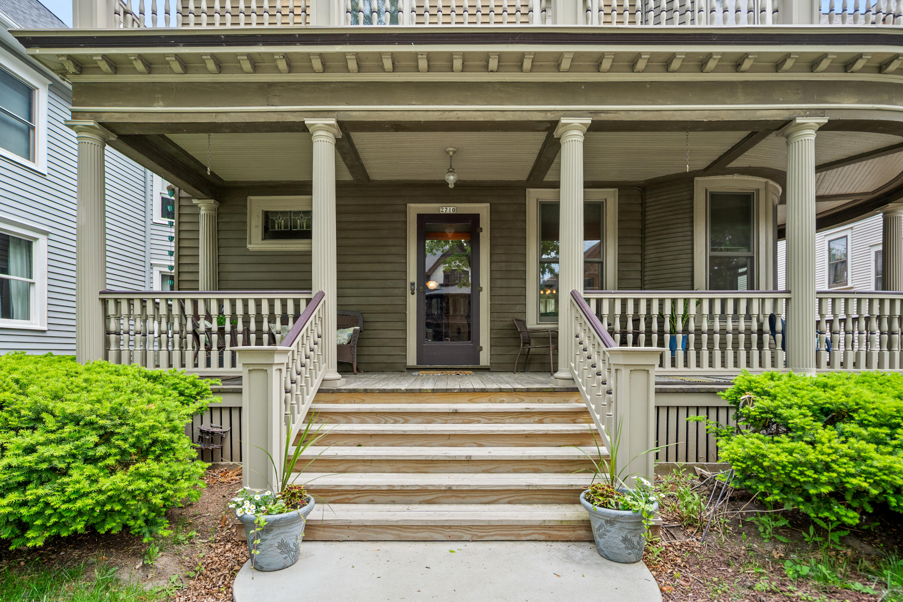 2710 N Hackett Ave