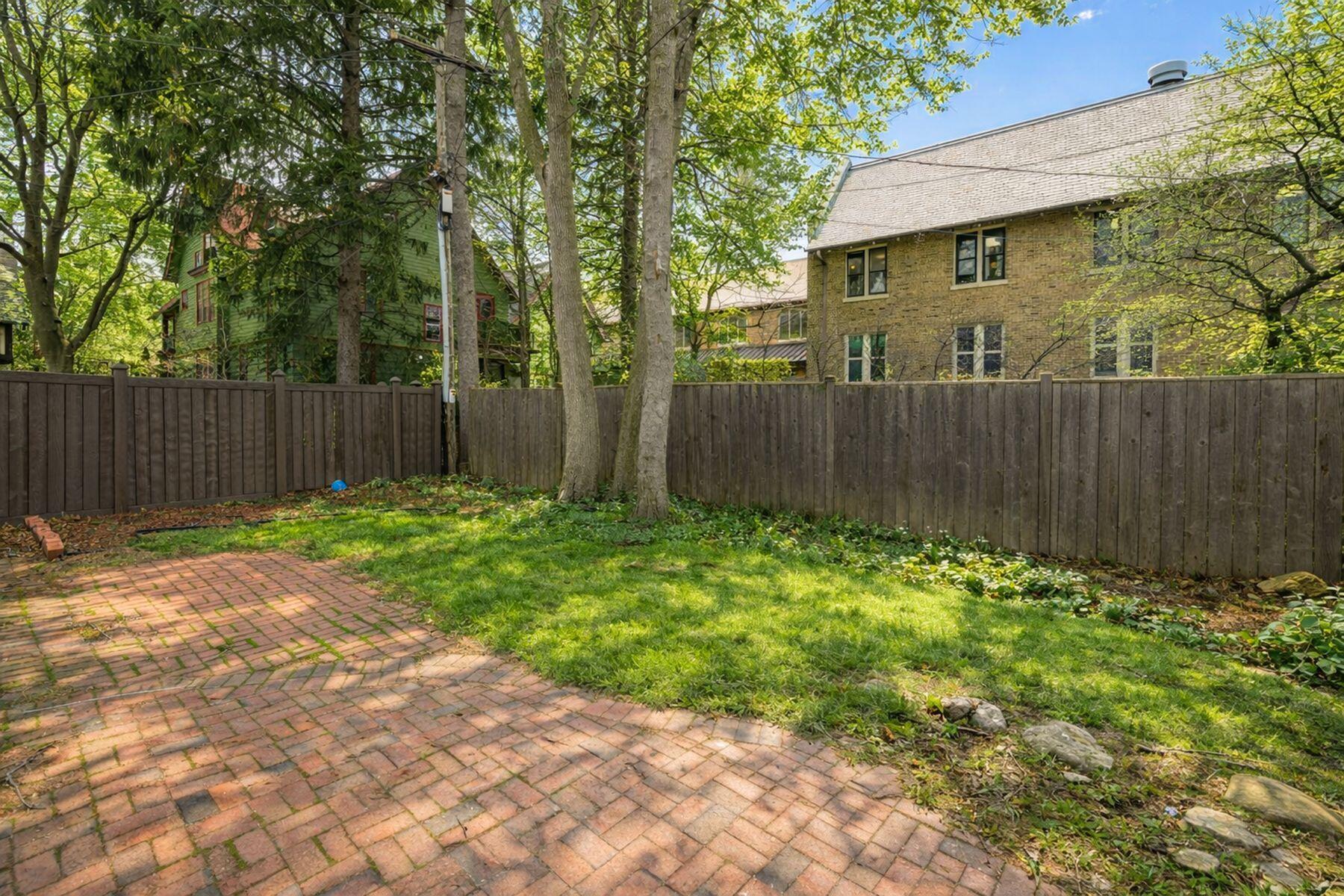 2718 E Kenwood Blvd Unit: 2