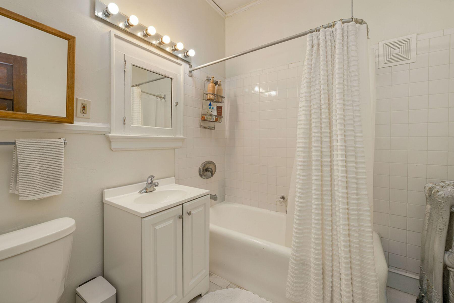 2718 E Kenwood Blvd Unit: 2