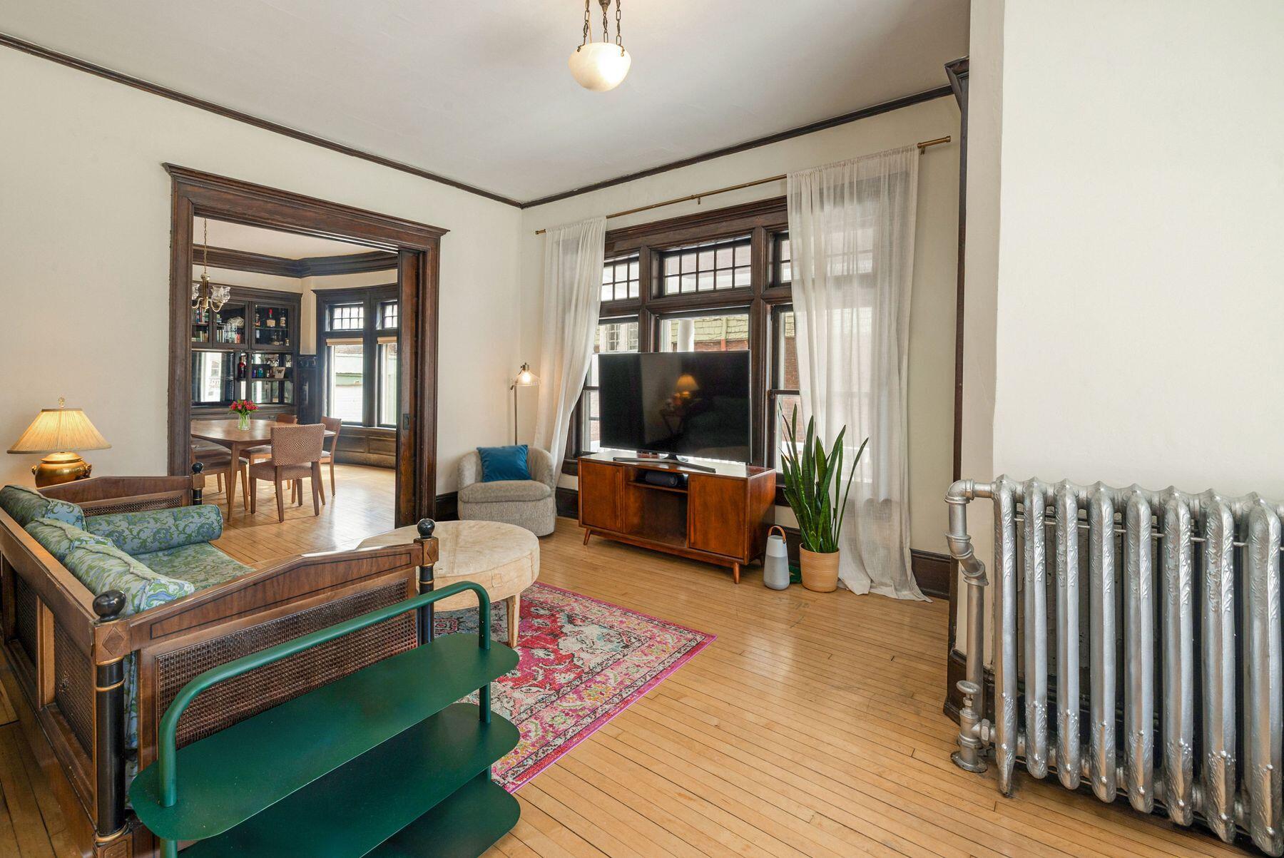 2718 E Kenwood Blvd Unit: 2