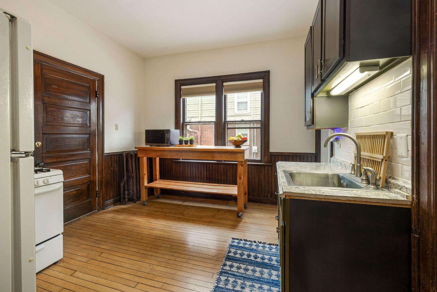 2718 E Kenwood Blvd Unit: 2