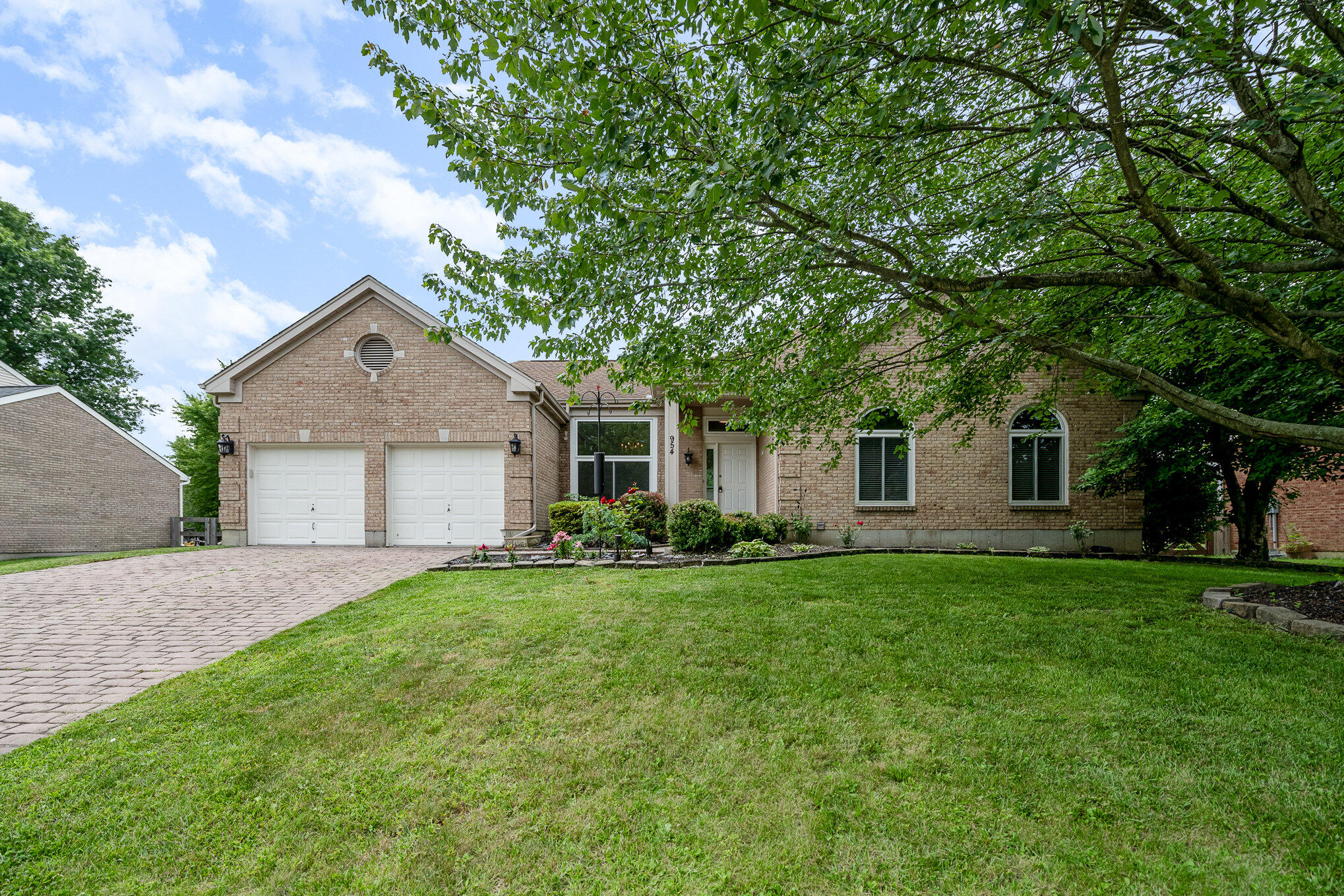 954 Lakepointe Court