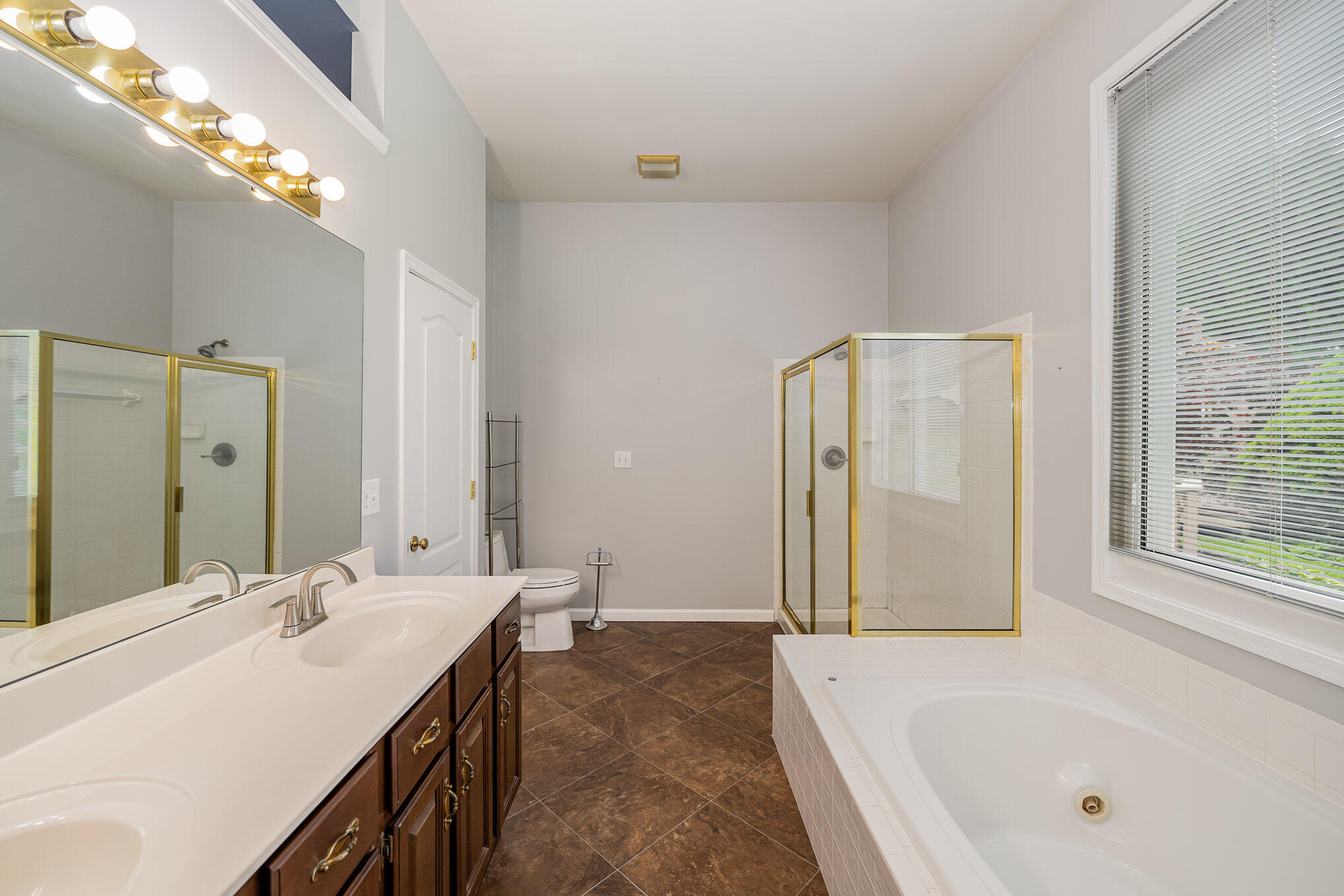 954 Lakepointe Court