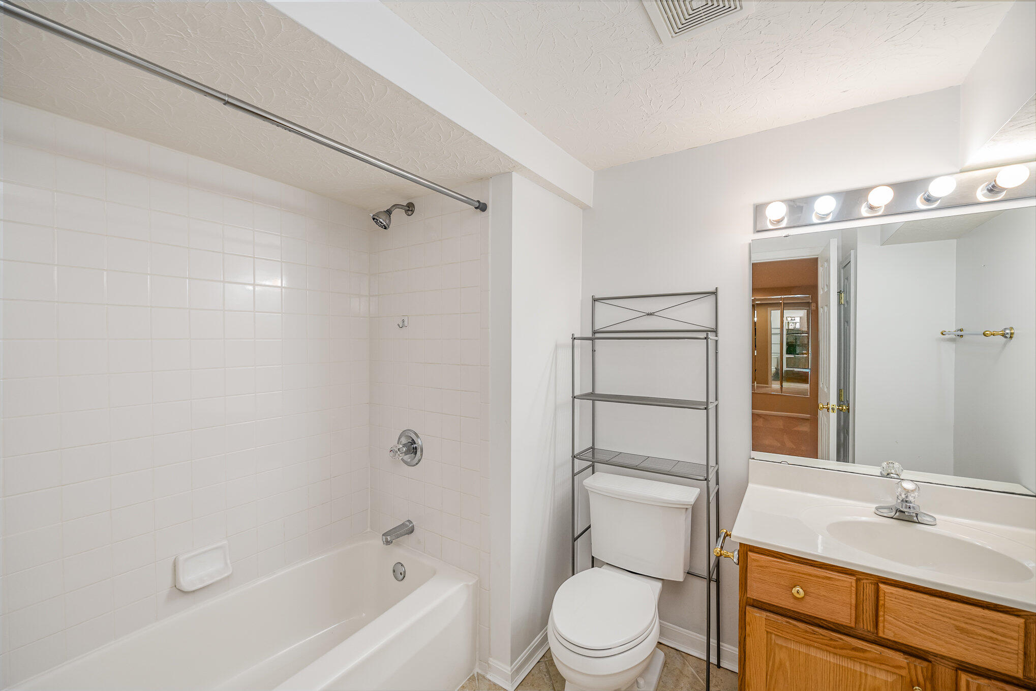 954 Lakepointe Court