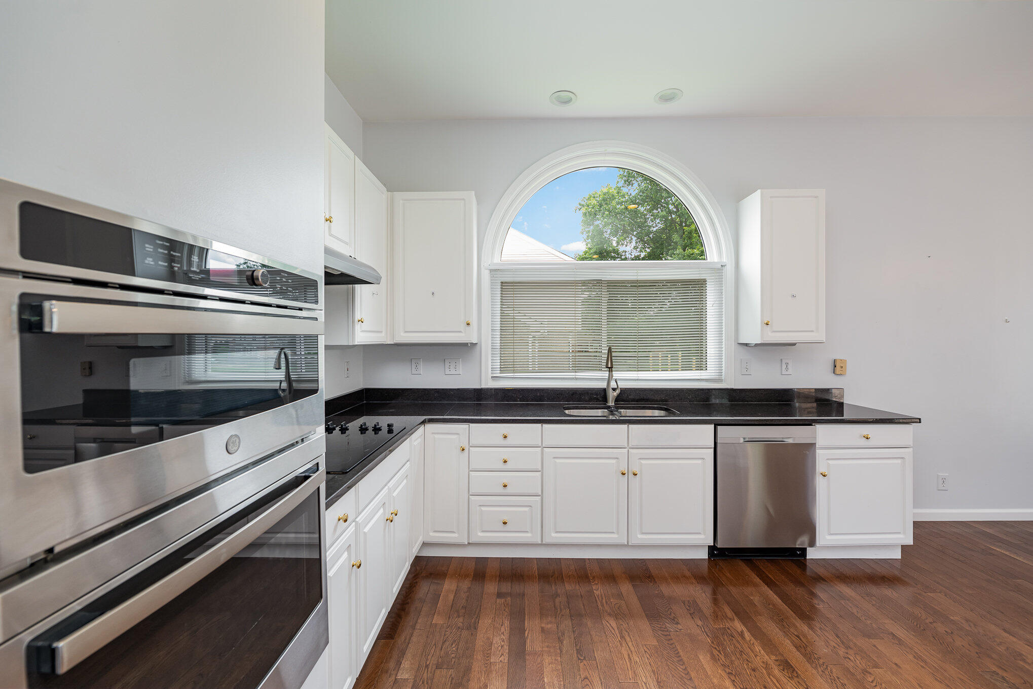 954 Lakepointe Court