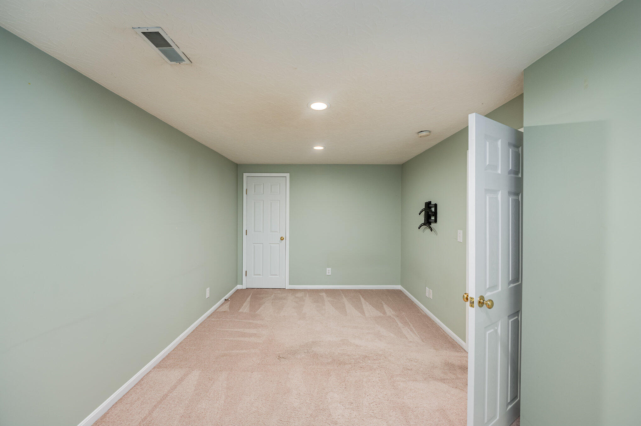 954 Lakepointe Court