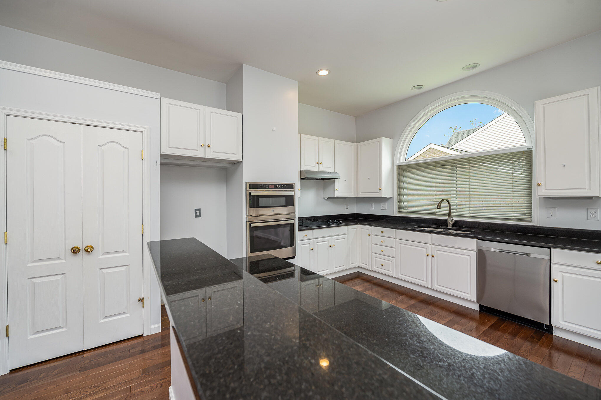 954 Lakepointe Court