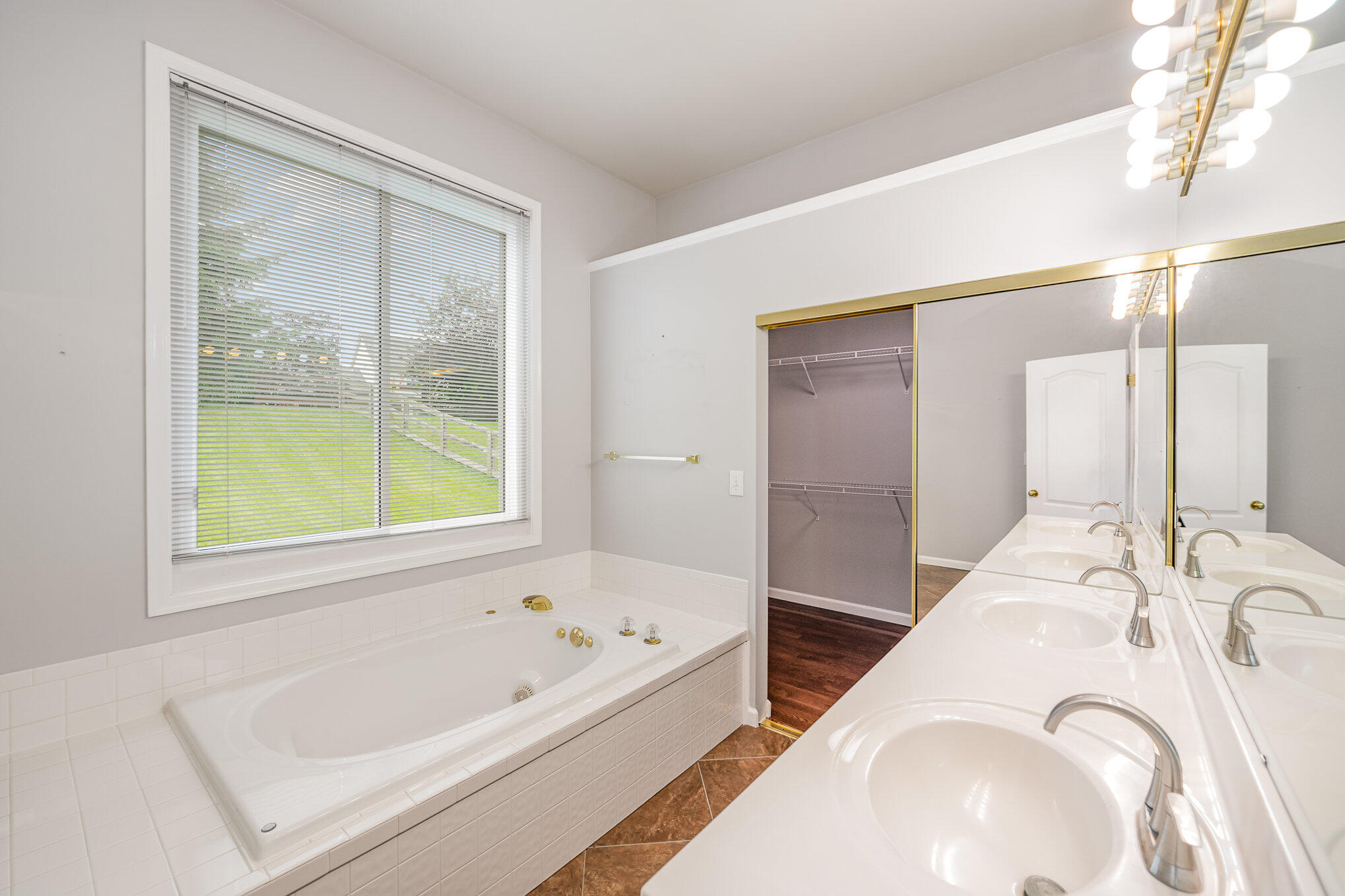 954 Lakepointe Court