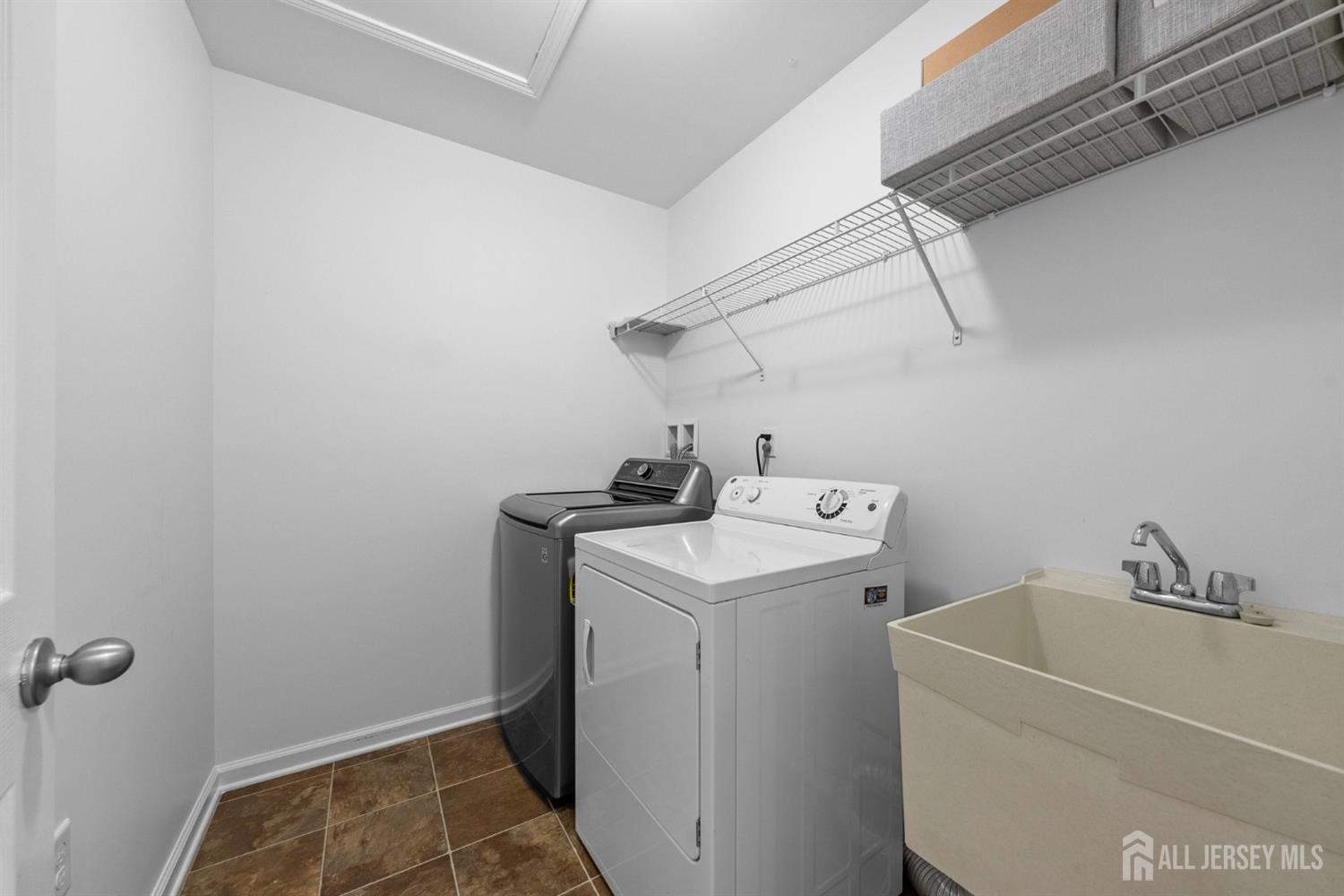 2472 Canterbury Lane