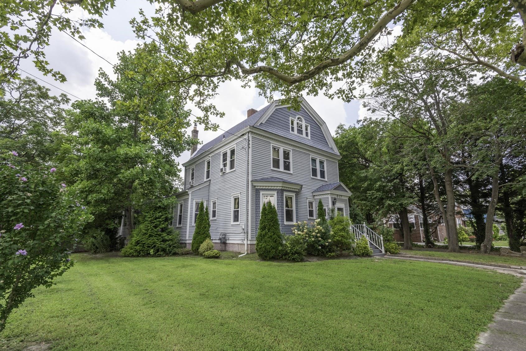 817 DeHirsch Avenue