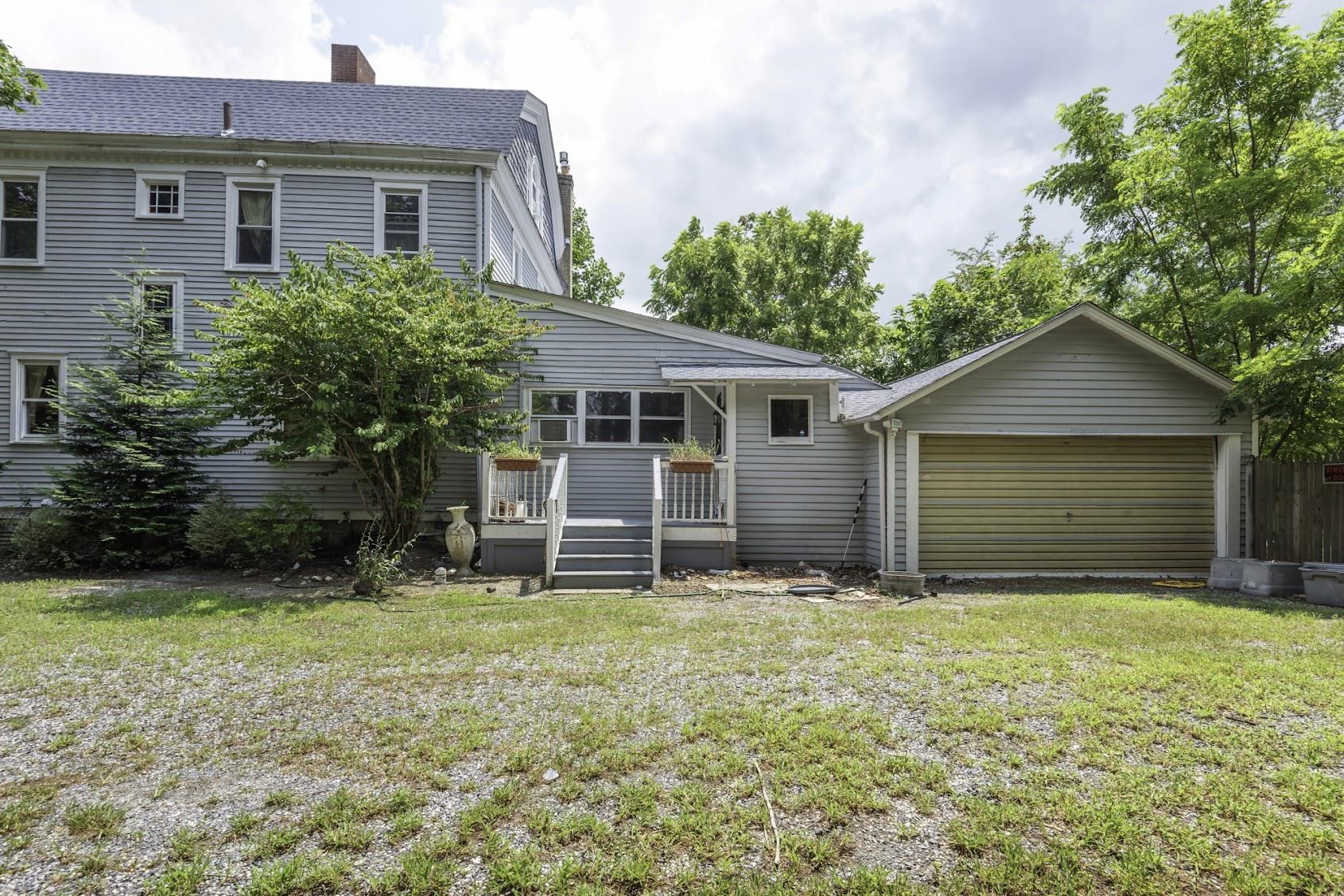 817 DeHirsch Avenue