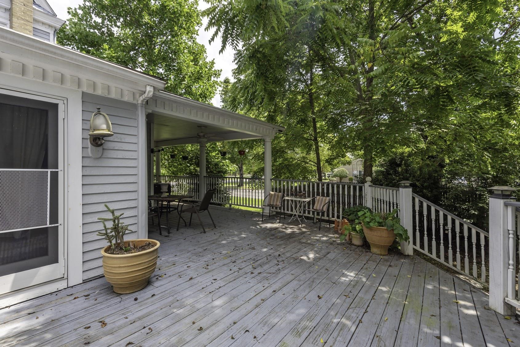 817 DeHirsch Avenue