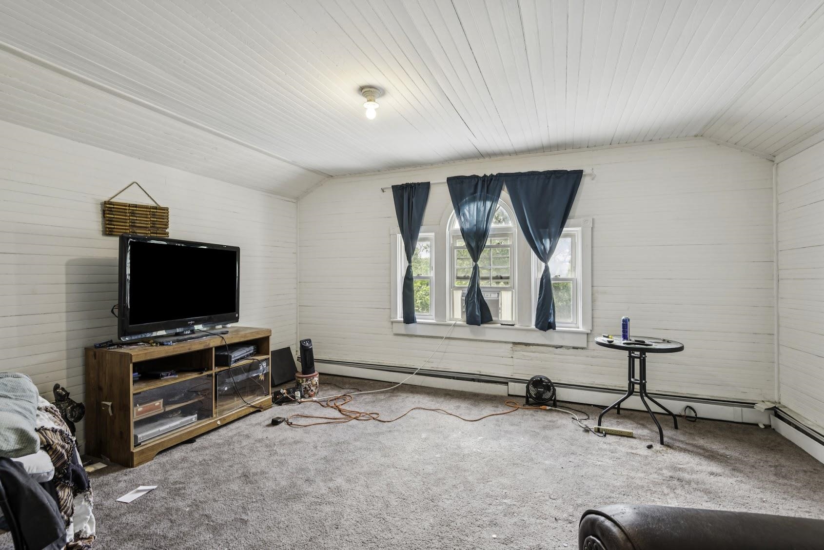 817 DeHirsch Avenue