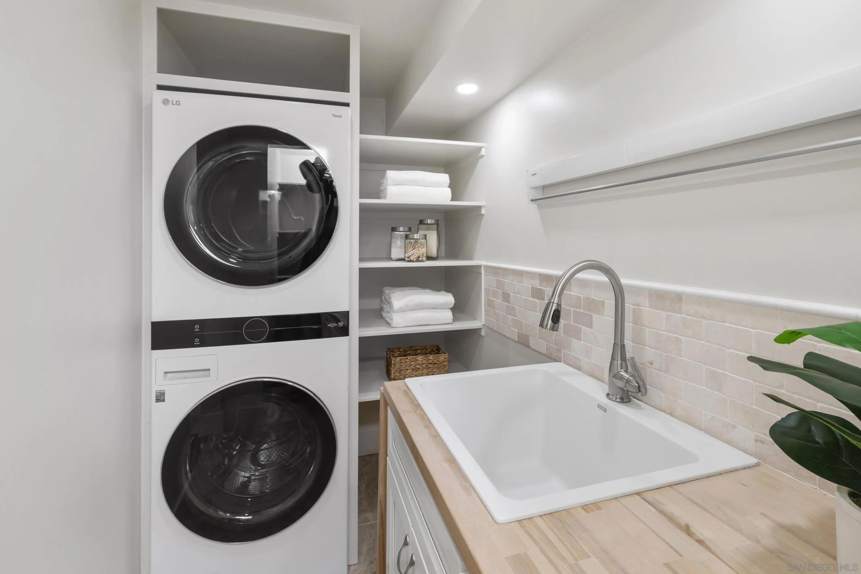 2518 Caminito La Paz