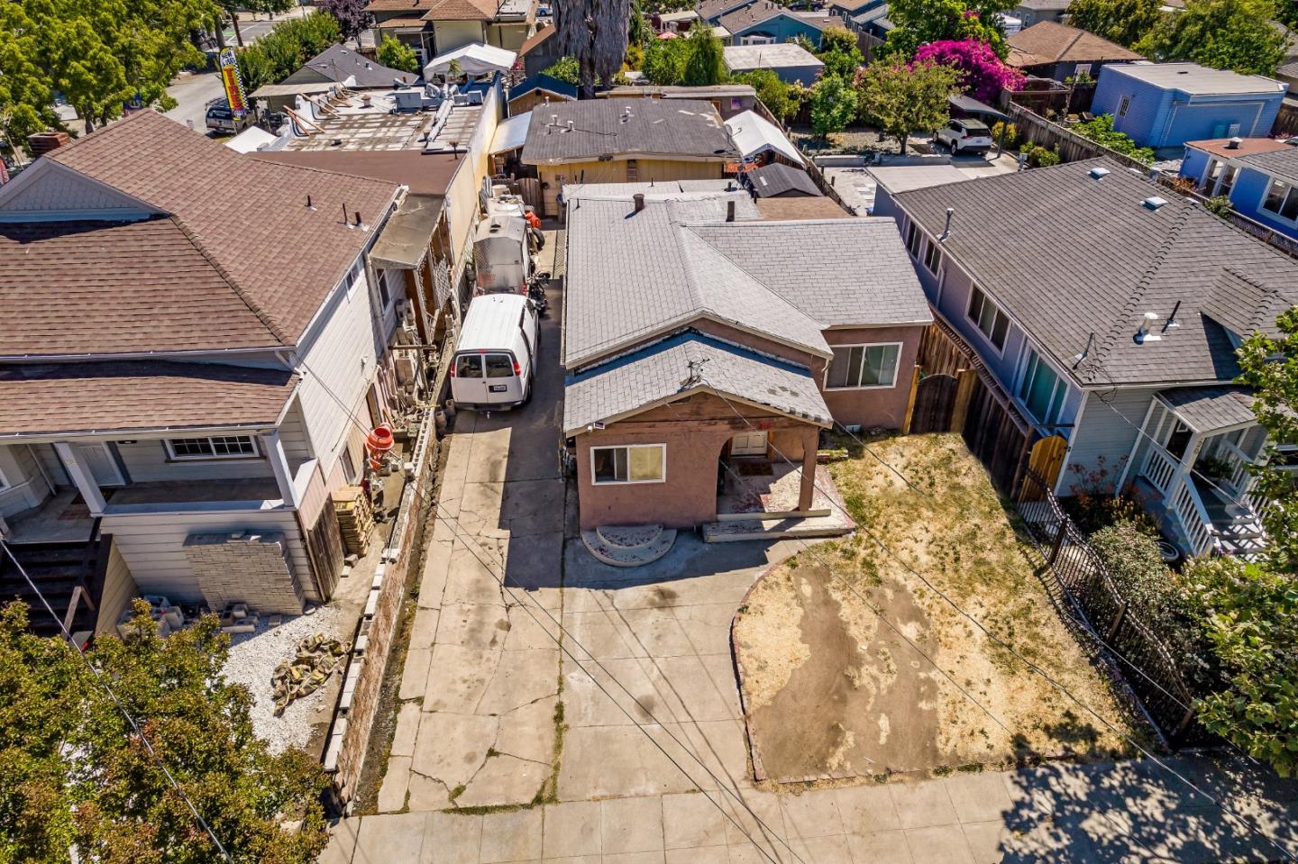 910 S 6th ST
