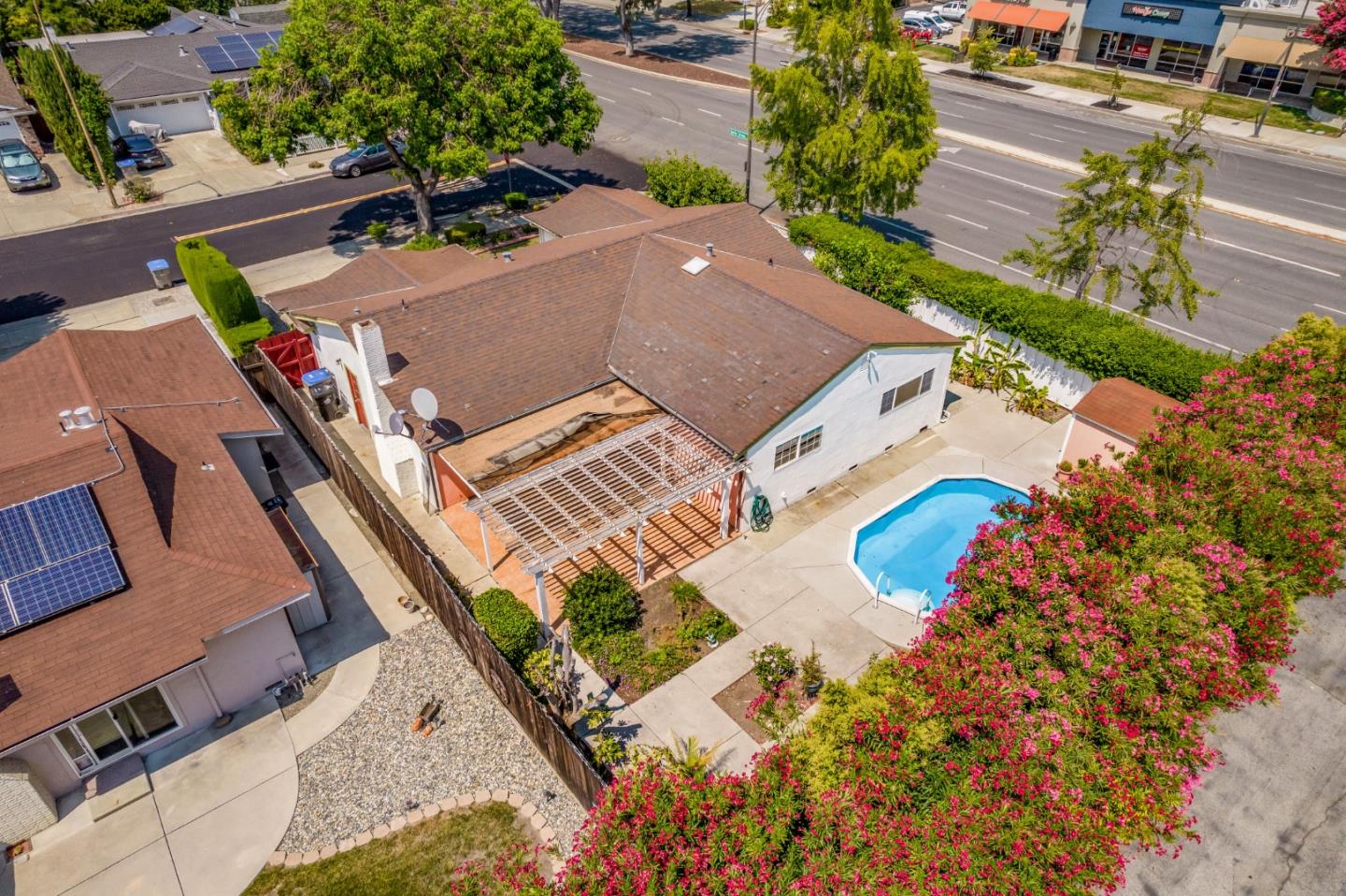 6102 Iowa DR