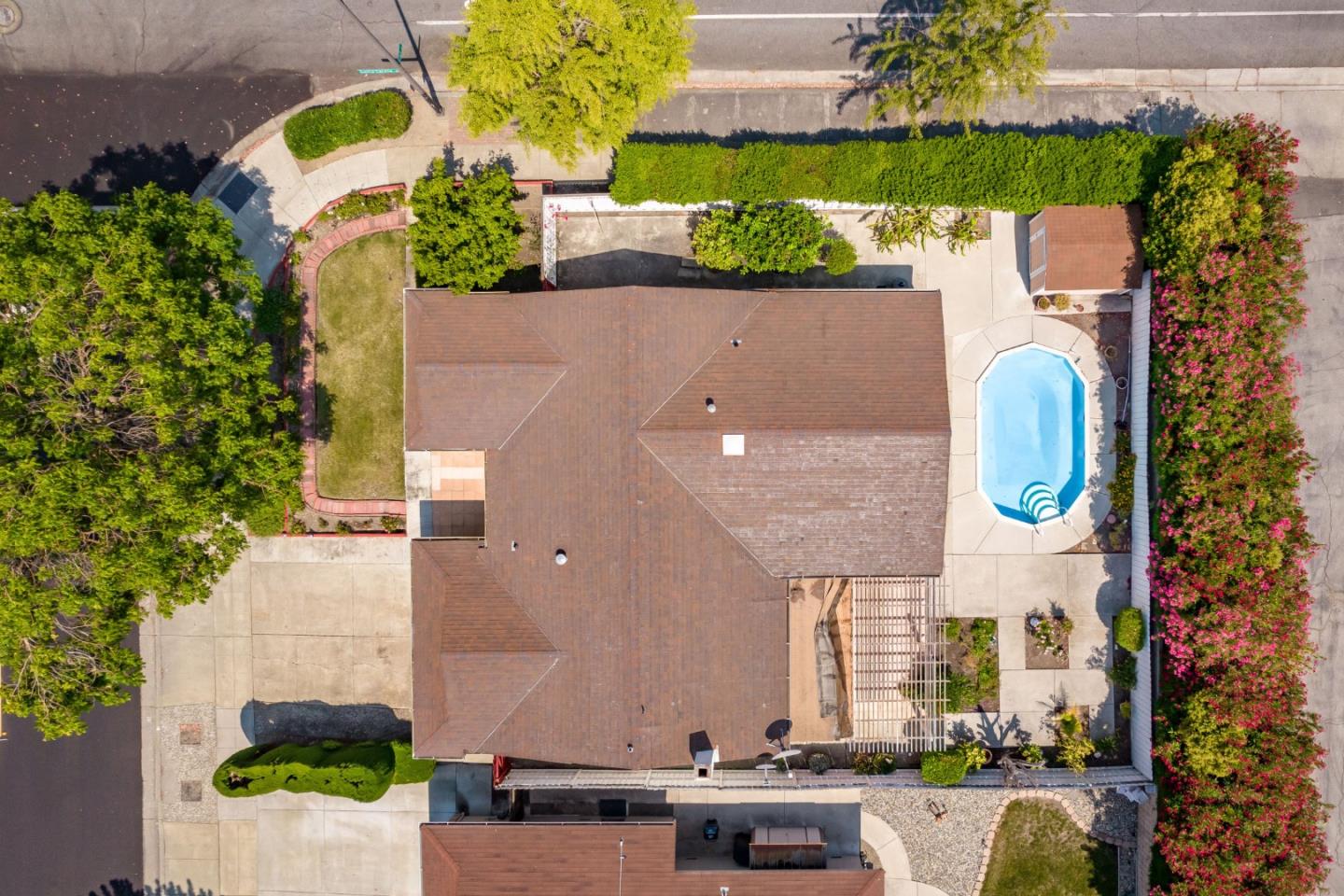 6102 Iowa DR