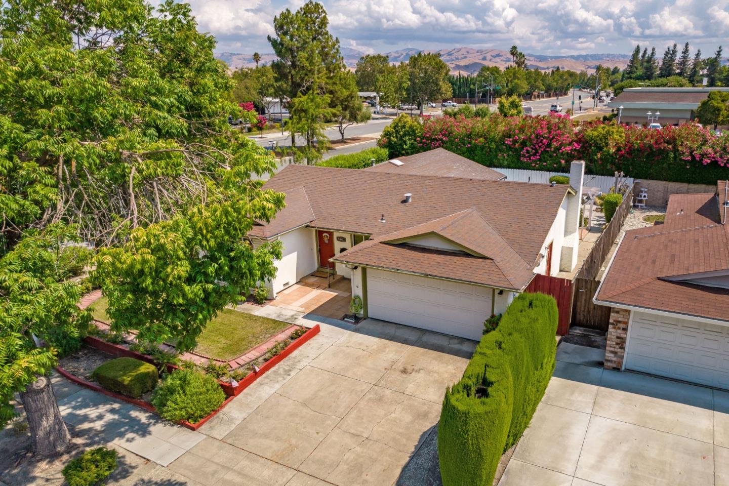 6102 Iowa DR