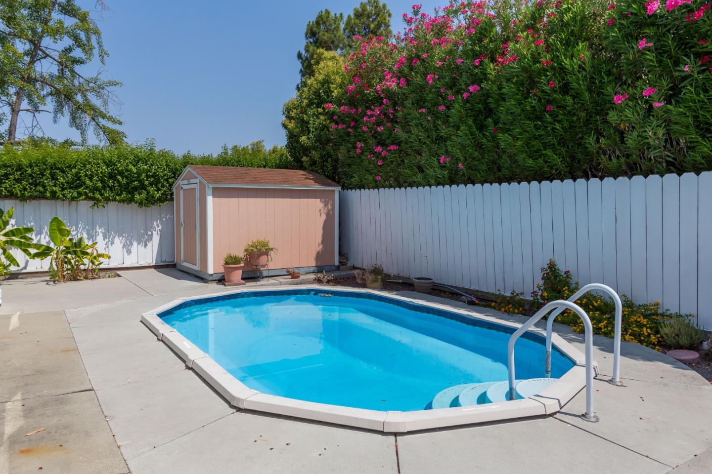 6102 Iowa DR