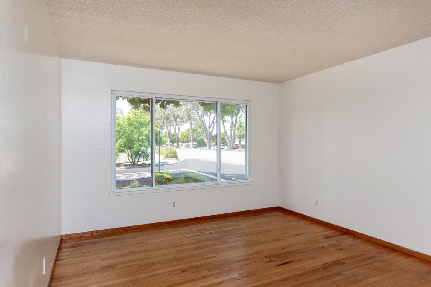 6102 Iowa DR