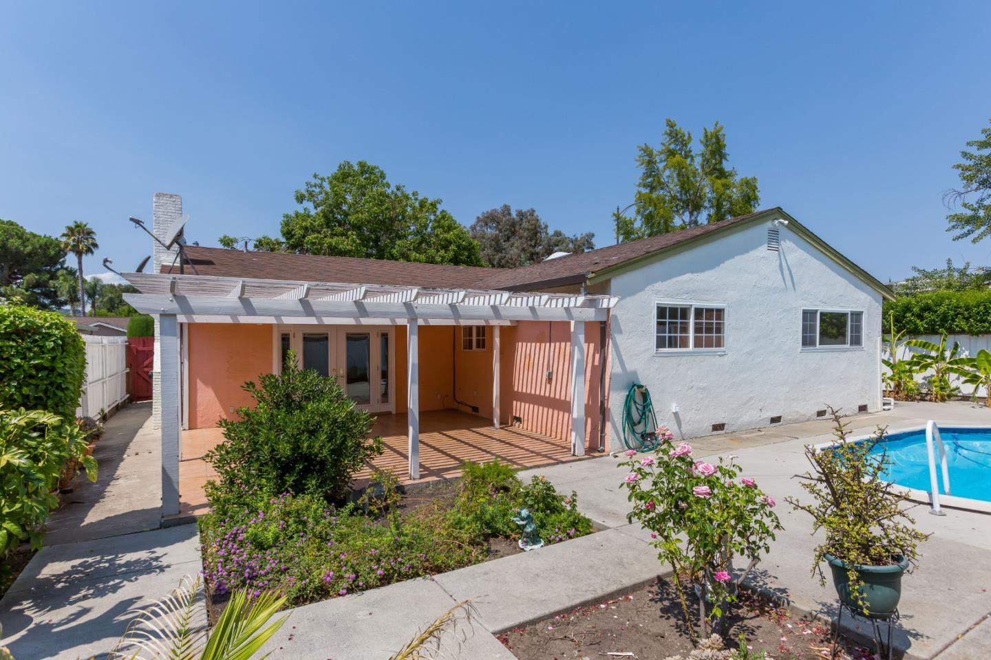 6102 Iowa DR