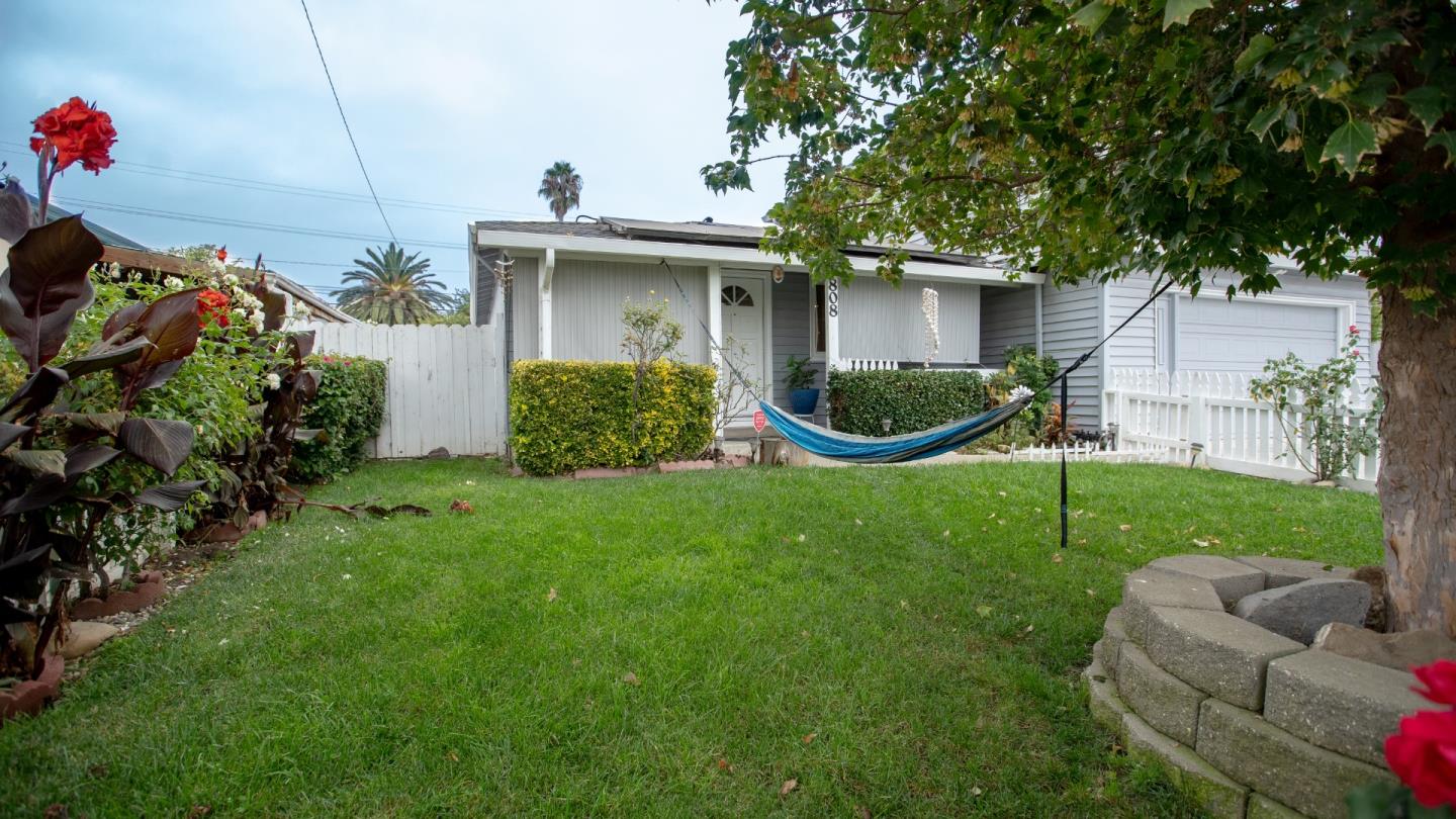 808 Lexington ST
