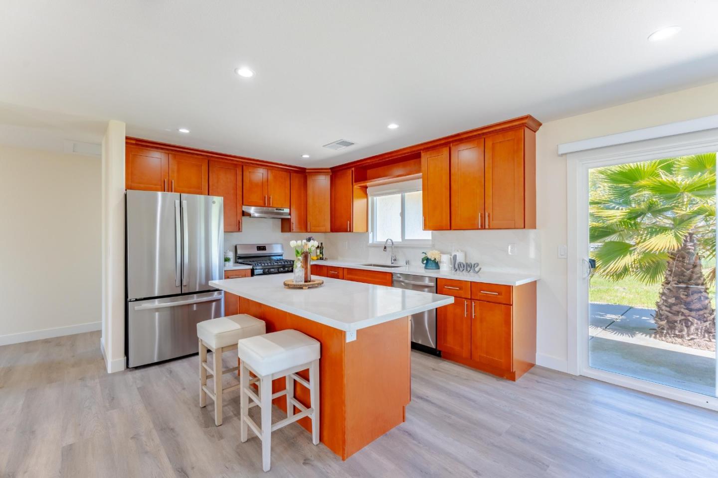 1145 Sherry LN