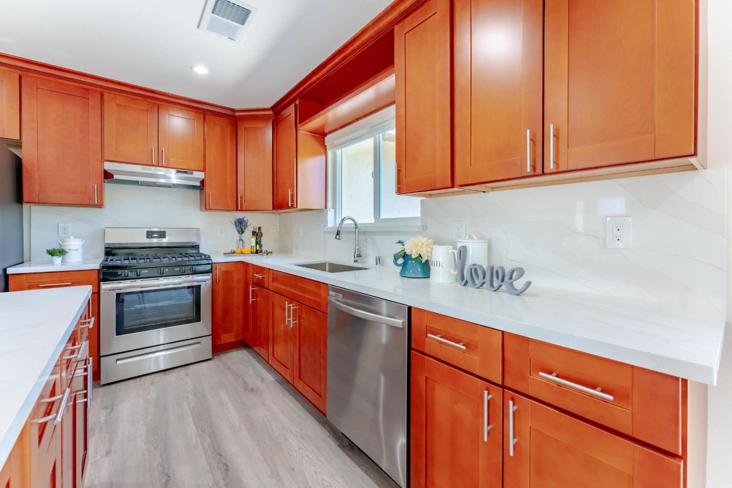 1145 Sherry LN