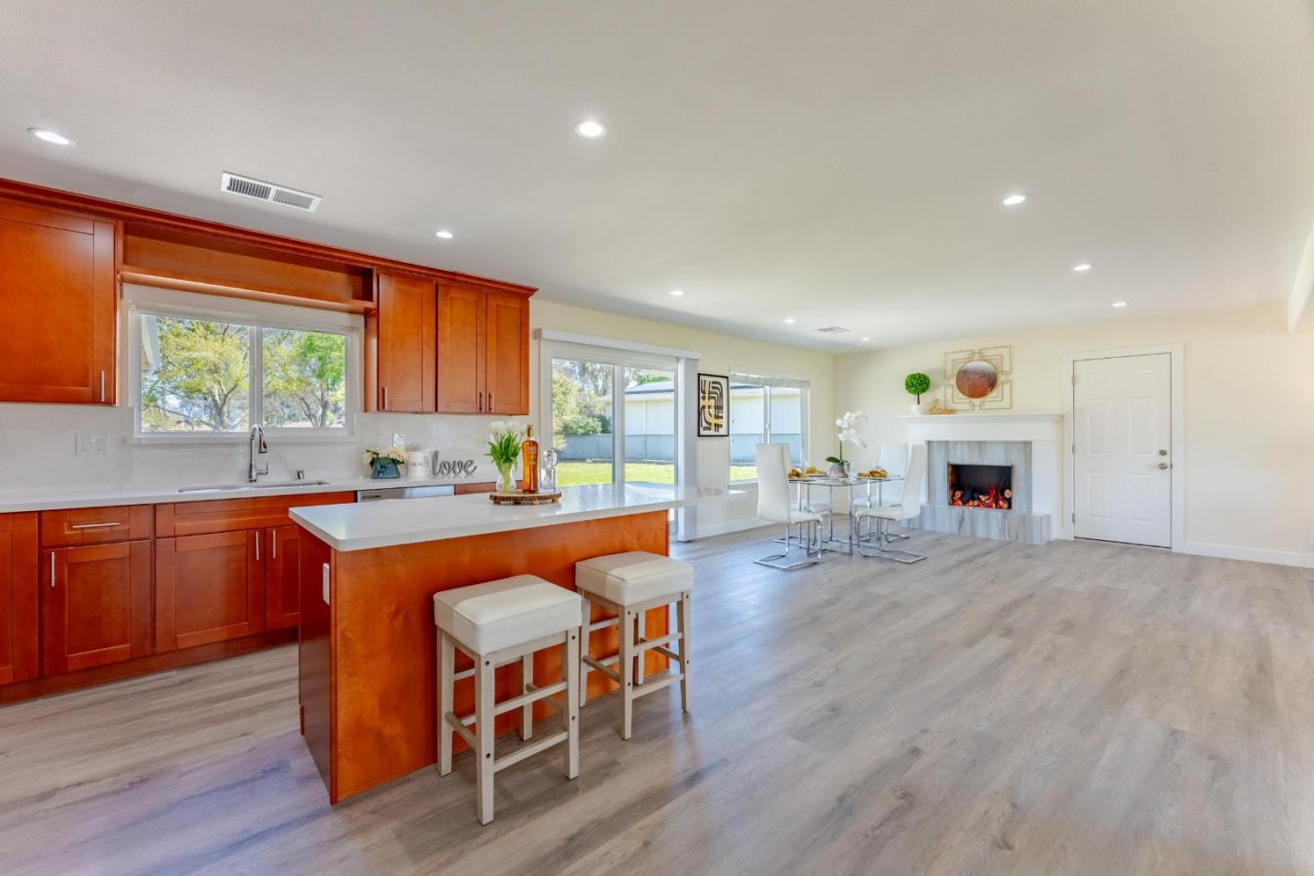 1145 Sherry LN